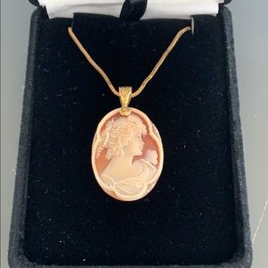 Vintage necklace. Gold and Ivory.